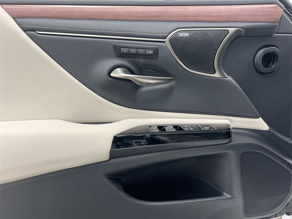 2025 Lexus ES 300h Ultra Luxury