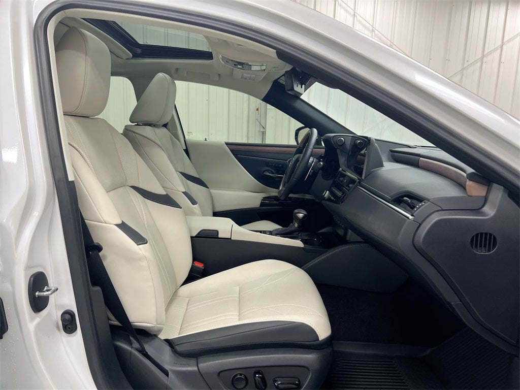 2025 Lexus ES 300h Ultra Luxury