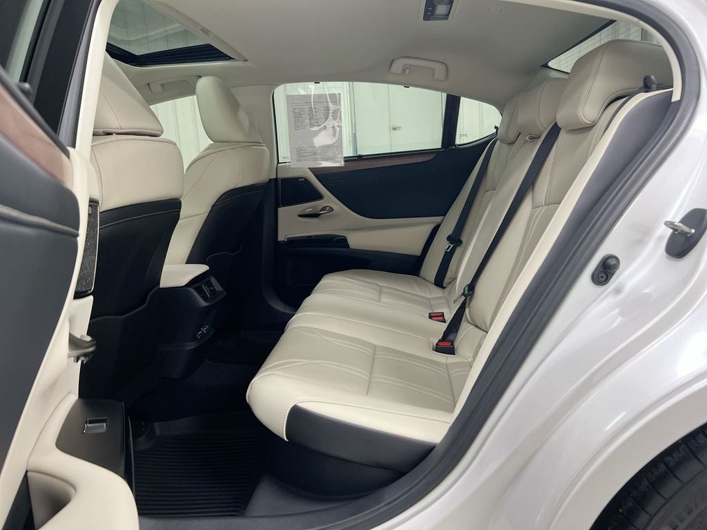 2025 Lexus ES 300h Ultra Luxury