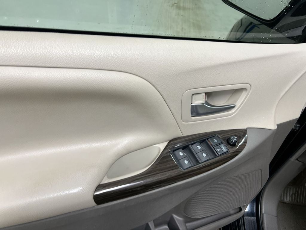2016 Toyota Sienna XLE