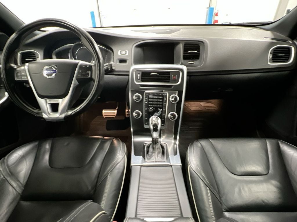 2017 Volvo V60 T6 R-Design Platinum