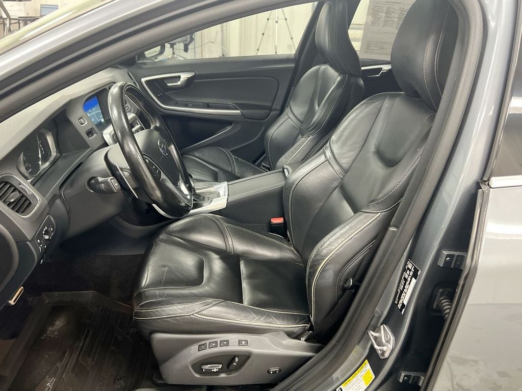 2017 Volvo V60 T6 R-Design Platinum