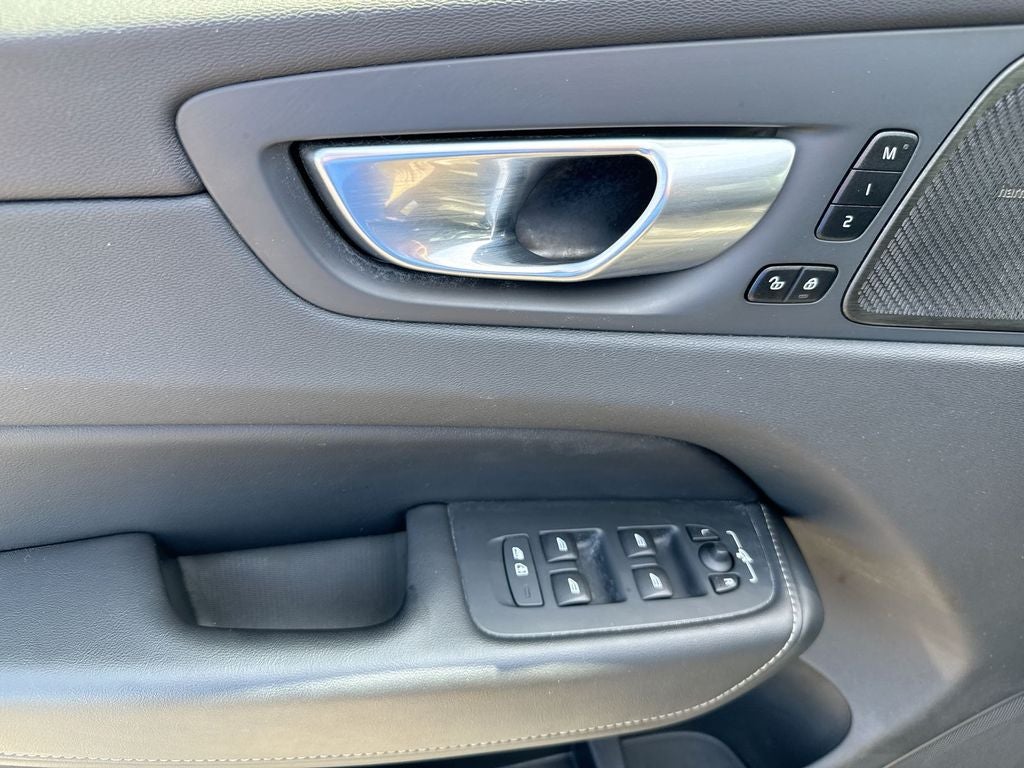 2023 Volvo XC60 B5 Ultimate Dark Theme