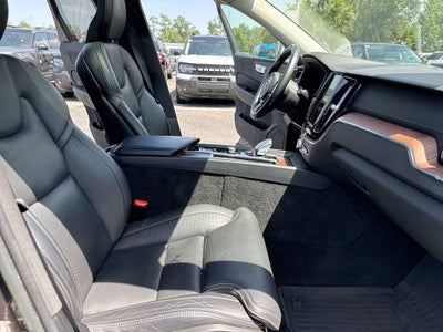 2023 Volvo XC60 B5 Ultimate Dark Theme