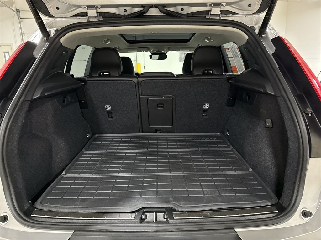 2024 Volvo XC40 B5 Plus Bright Theme