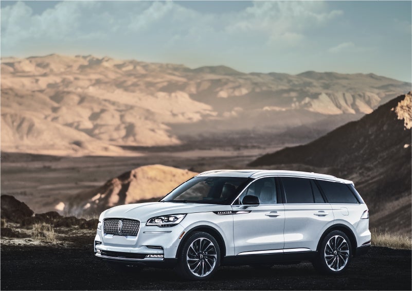 A Lincoln Aviator® SUV is parked on a scenic mountain overlook | Dan Cummins Lincoln in Nicholasville KY