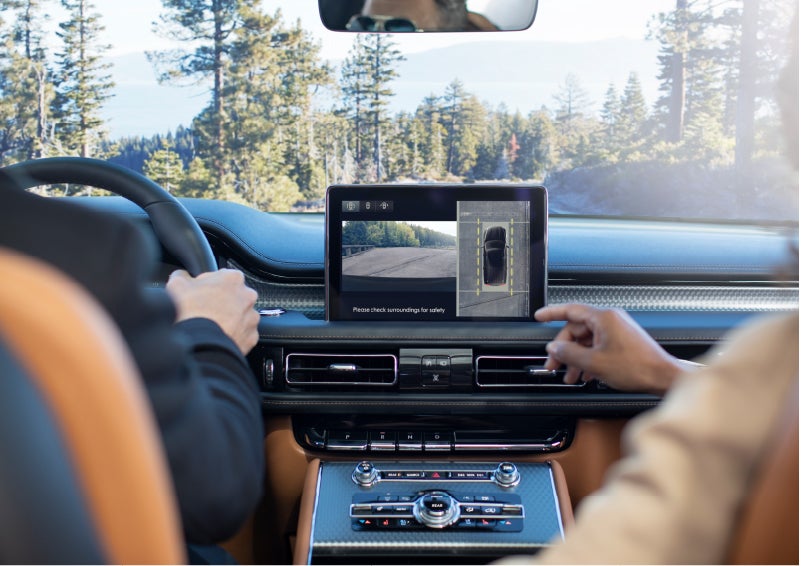 The available 360-Degree Camera shows a bird’s eye view of a Lincoln Aviator® SUV from above | Dan Cummins Lincoln in Nicholasville KY