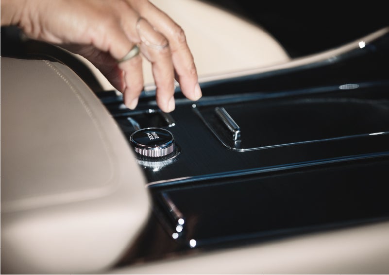 A hand reaching for the Lincoln Drive Modes knob of a 2023 Lincoln Aviator® SUV | Dan Cummins Lincoln in Nicholasville KY