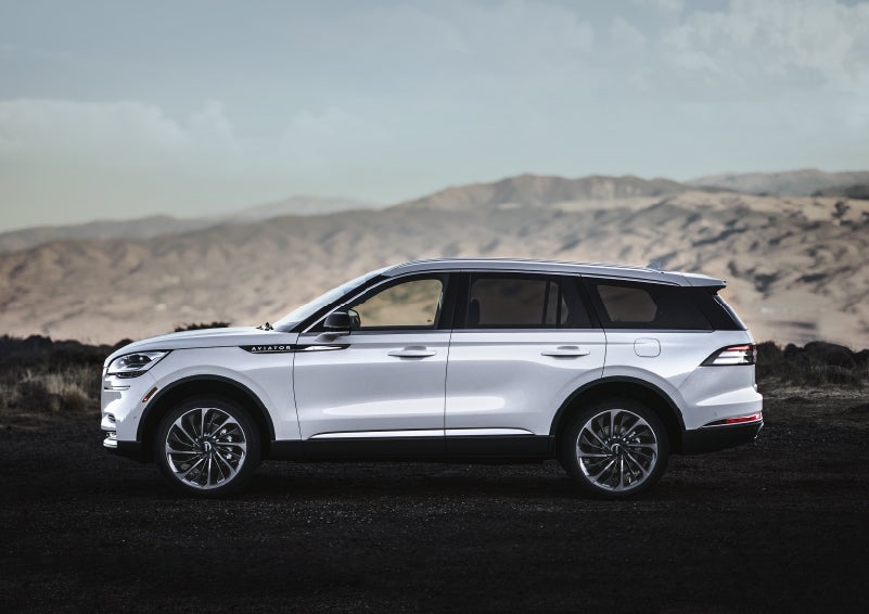 A Lincoln Aviator® SUV is parked on a scenic mountain overlook | Dan Cummins Lincoln in Nicholasville KY