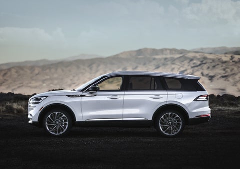 A Lincoln Aviator® SUV is parked on a scenic mountain overlook | Dan Cummins Lincoln in Nicholasville KY