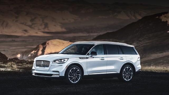 A 2024 Lincoln Aviator® SUV is parked at a mountain overlook | Dan Cummins Lincoln in Nicholasville KY