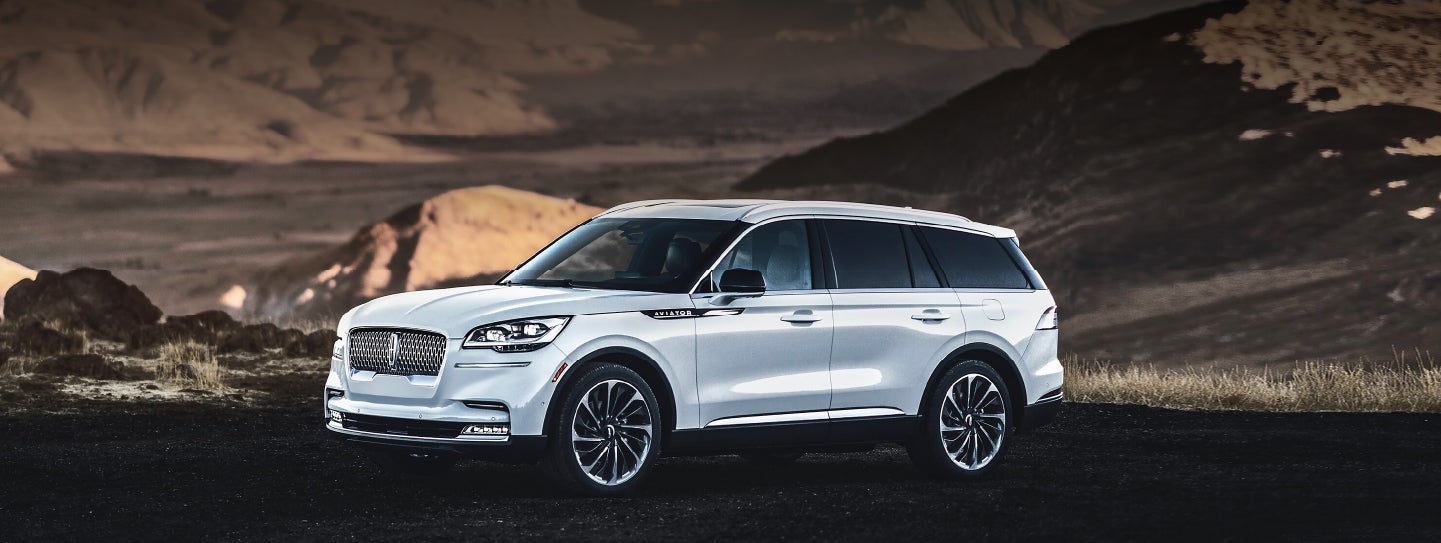 A 2024 Lincoln Aviator® SUV is parked at a mountain overlook | Dan Cummins Lincoln in Nicholasville KY