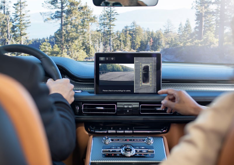 The available 360-Degree Camera shows a bird's-eye view of a Lincoln Aviator® SUV | Dan Cummins Lincoln in Nicholasville KY