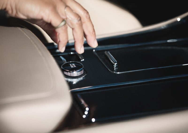 A hand reaching for the Lincoln Drive Modes knob of a 2024 Lincoln Aviator® SUV | Dan Cummins Lincoln in Nicholasville KY