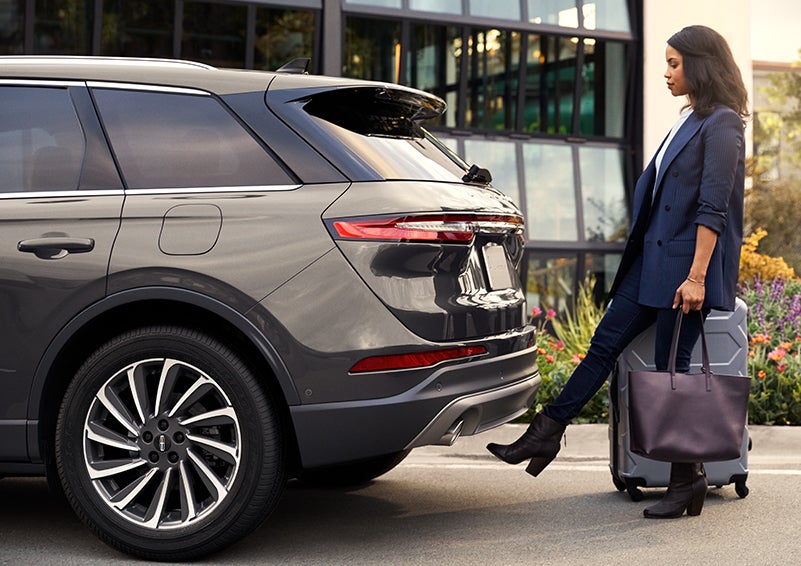 A woman with her hands full uses her foot to activate the available hands-free liftgate. | Dan Cummins Lincoln in Nicholasville KY