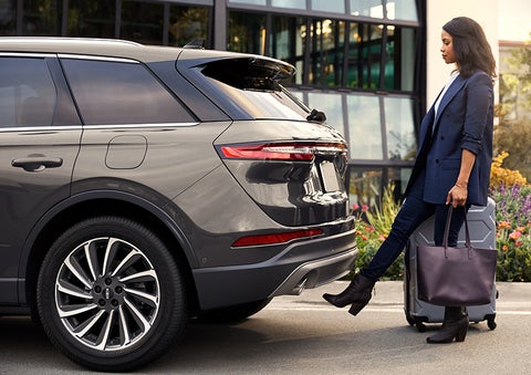 A woman with her hands full uses her foot to activate the available hands-free liftgate. | Dan Cummins Lincoln in Nicholasville KY