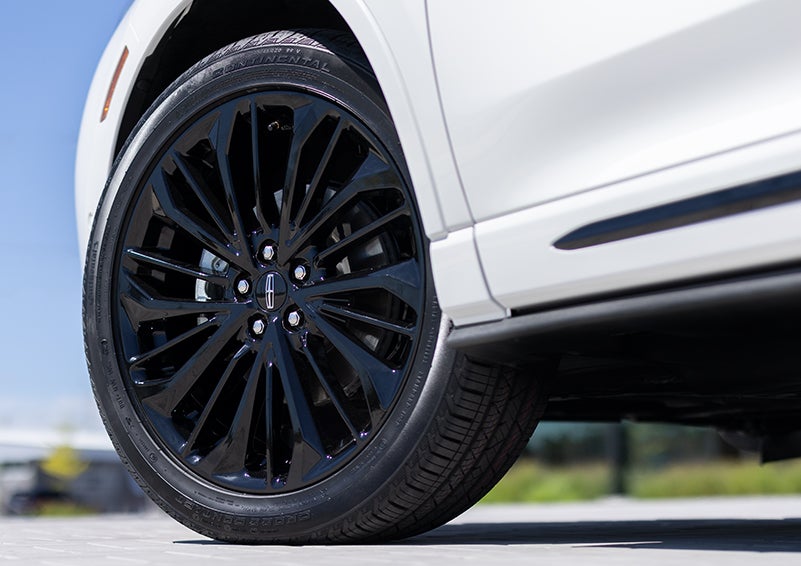 The stylish blacked-out 20-inch wheels from the available Jet Appearance Package are shown. | Dan Cummins Lincoln in Nicholasville KY