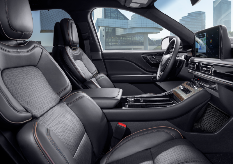 The interior of the 2025 Lincoln Aviator® SUV is shown with sleek black accents. | Dan Cummins Lincoln in Nicholasville KY