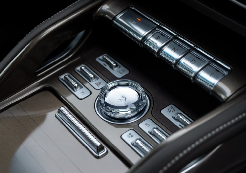A crystal-inspired volume knob is shown in the center floor console of a 2025 Lincoln Nautilus® SUV. | Dan Cummins Lincoln in Nicholasville KY