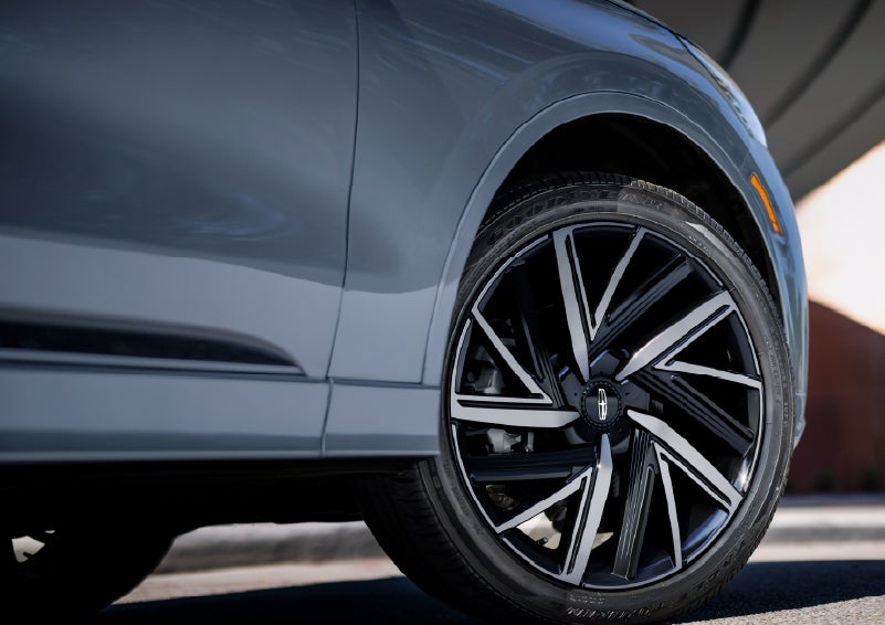 The wheel of the 2027 Lincoln Aviator® Black Label™ SUV is shown slightly angled out. | Dan Cummins Lincoln in Nicholasville KY