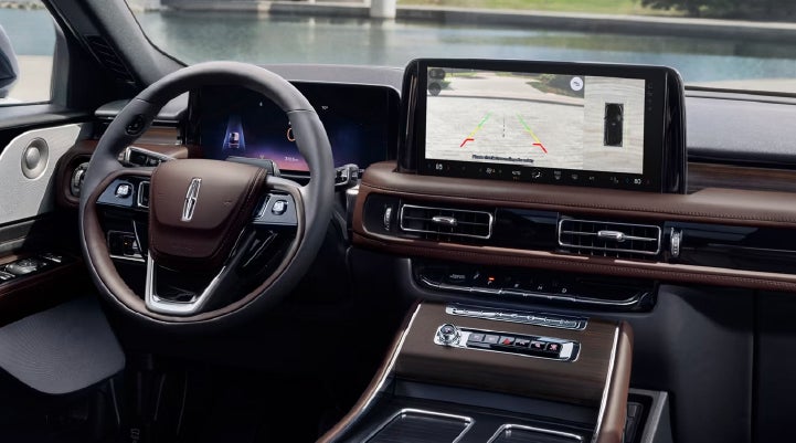 The backup camera of the 2027 Lincoln Aviator® SUV is displayed on screen. | Dan Cummins Lincoln in Nicholasville KY