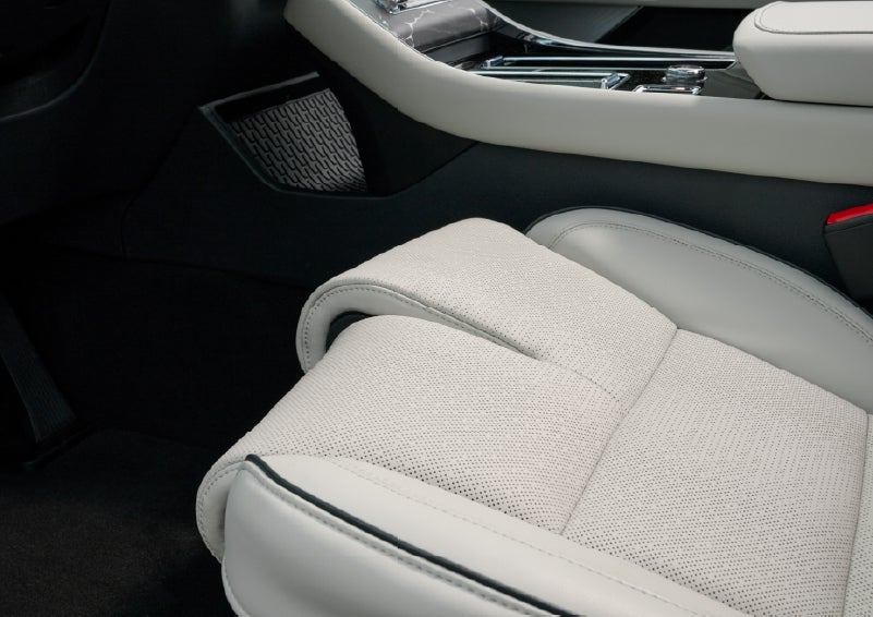 The front passenger Perfect Position seat is shown with the thigh extender adjusted.| Dan Cummins Lincoln in Nicholasville KY